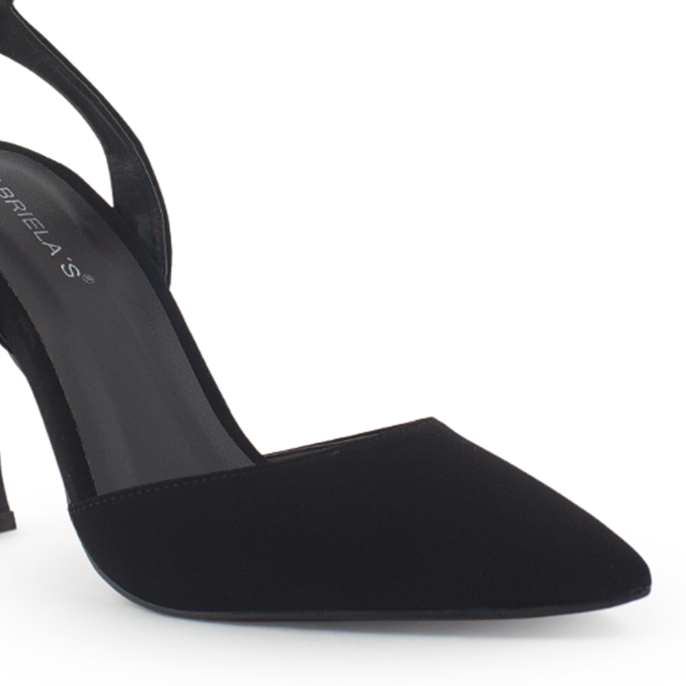 Vista a detalle de zapatilla negra buck puntal con pulsera y tacón escultural 10cm
