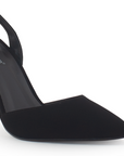 Vista a detalle de zapatilla negra buck puntal con pulsera y tacón escultural 10cm