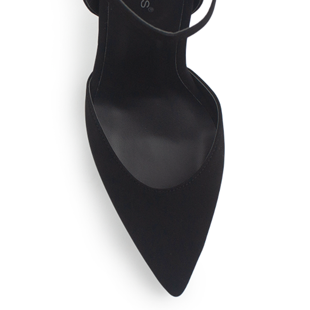 Vista de material charol en zapatilla con pulsera y tacón escultural color negro buck 