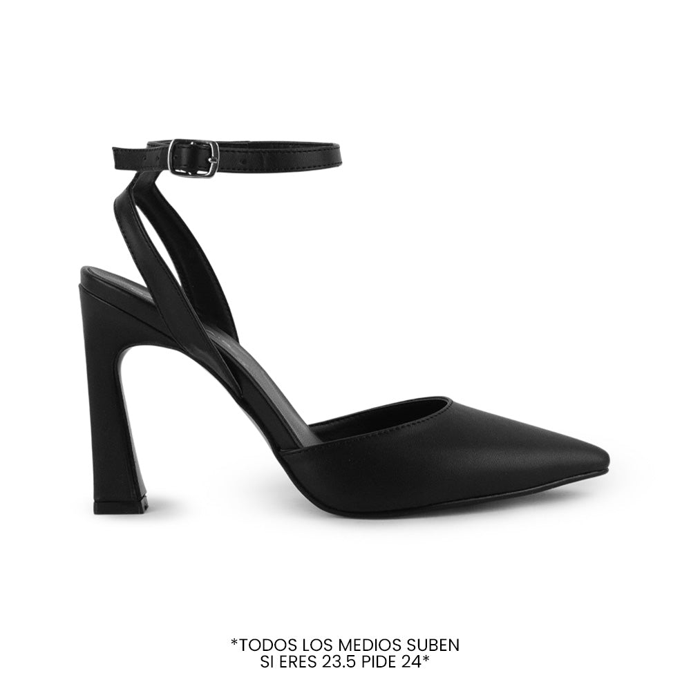 Vista lateral de zapatilla negra con pulsera y tacón medio de 10cm
