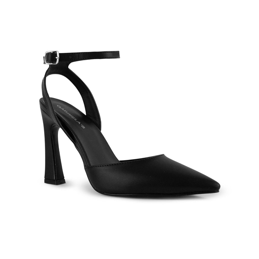 Vista diagonal de zapatilla para mujer con pulsera y tacón escultural  en color negro