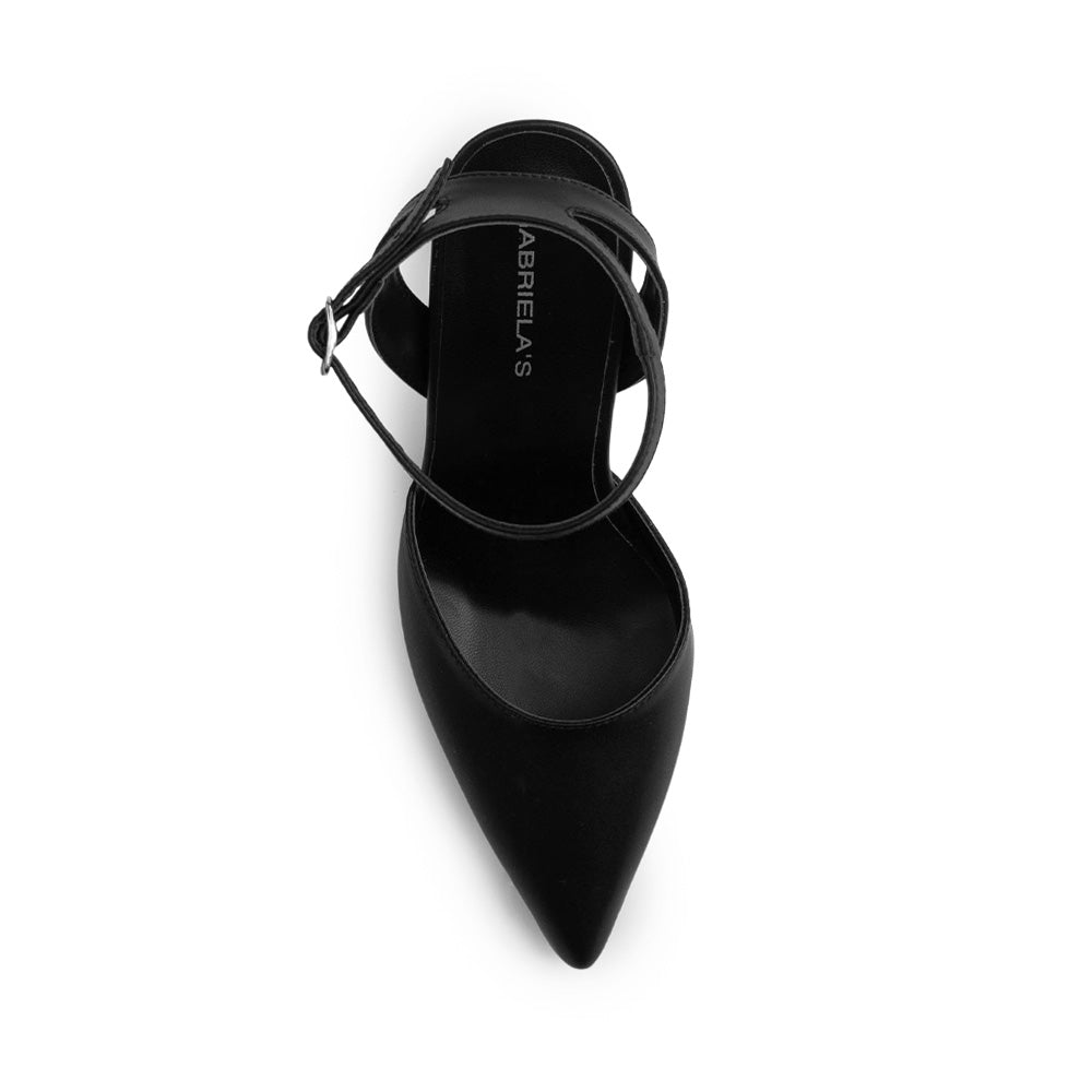Vista superior de zapatilla negra con pulsera para mujer puntal