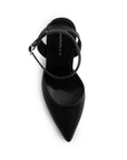 Vista superior de zapatilla negra con pulsera para mujer puntal