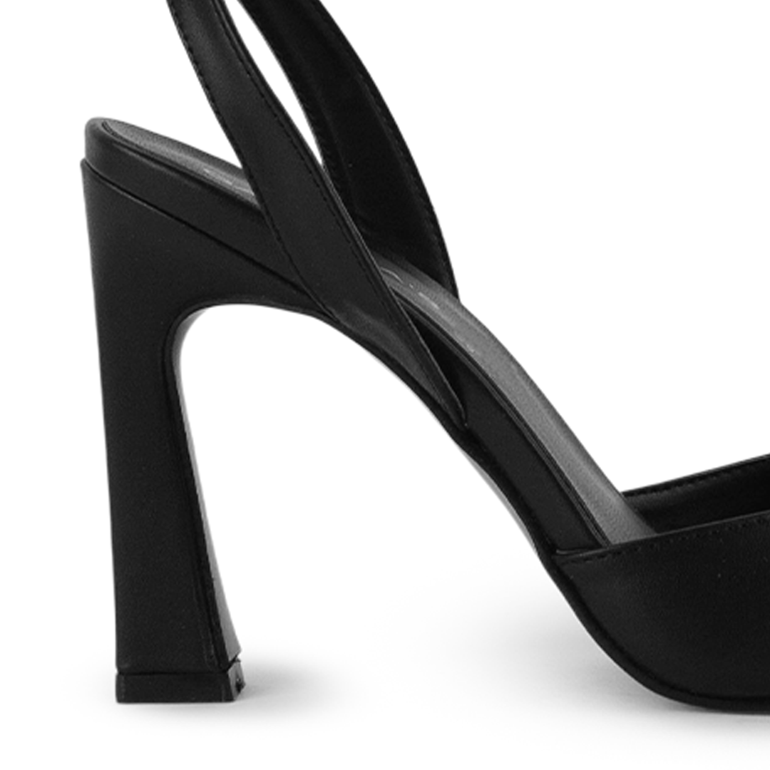 Vista trasera de tacón escultural de 10cm en zapatilla negra para mujer con pulsera