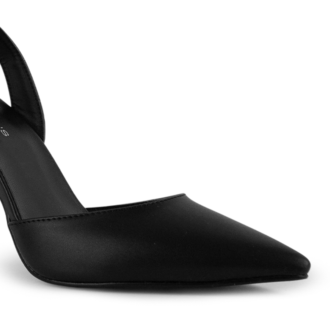 Vista a detalle de zapatilla negra puntal con pulsera y tacón escultural 10cm
