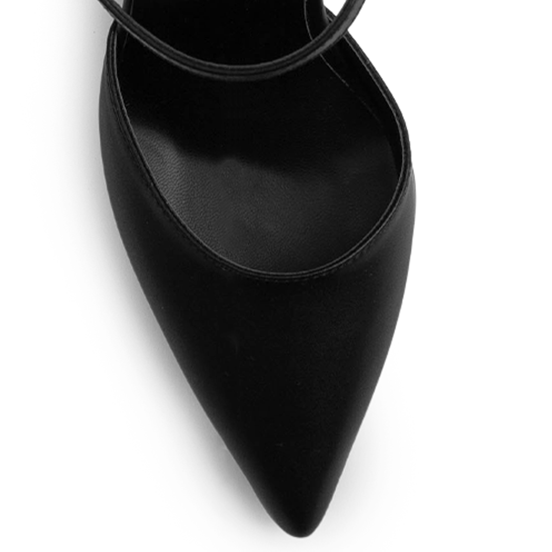 Vista de material charol en zapatilla con pulsera y tacón escultural color negro 
