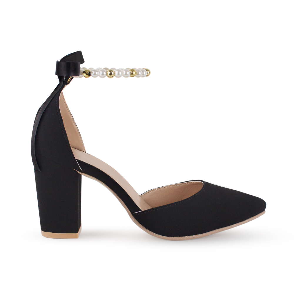 Vista lateral de zapatilla para mujer color negro con tacon medio y perlas