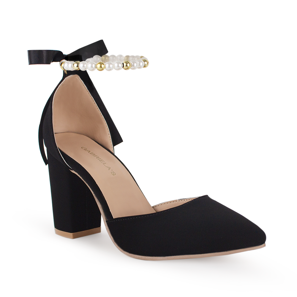 Vista diagonal de zapatilla negra con perlas puntal para mujer