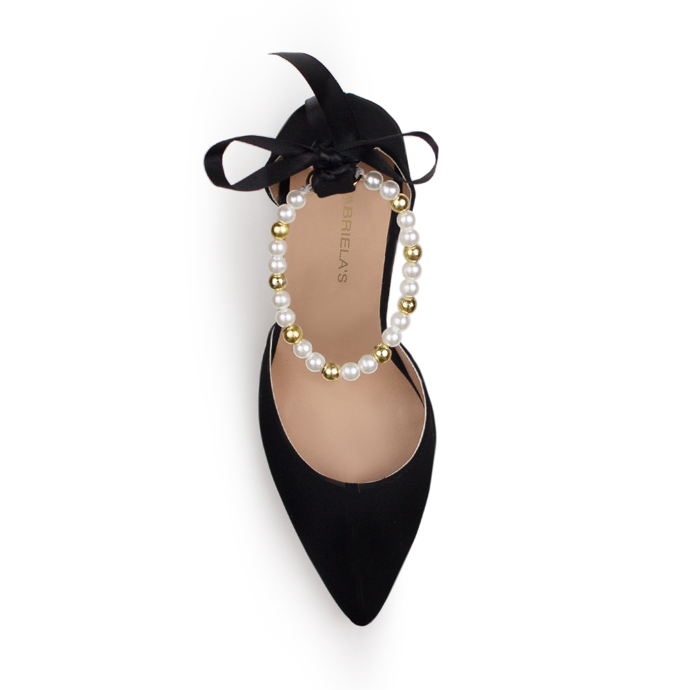 Vista superior de zapatilla para mujer con pulsera de perlas color negro