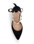 Vista superior de zapatilla para mujer con pulsera de perlas color negro