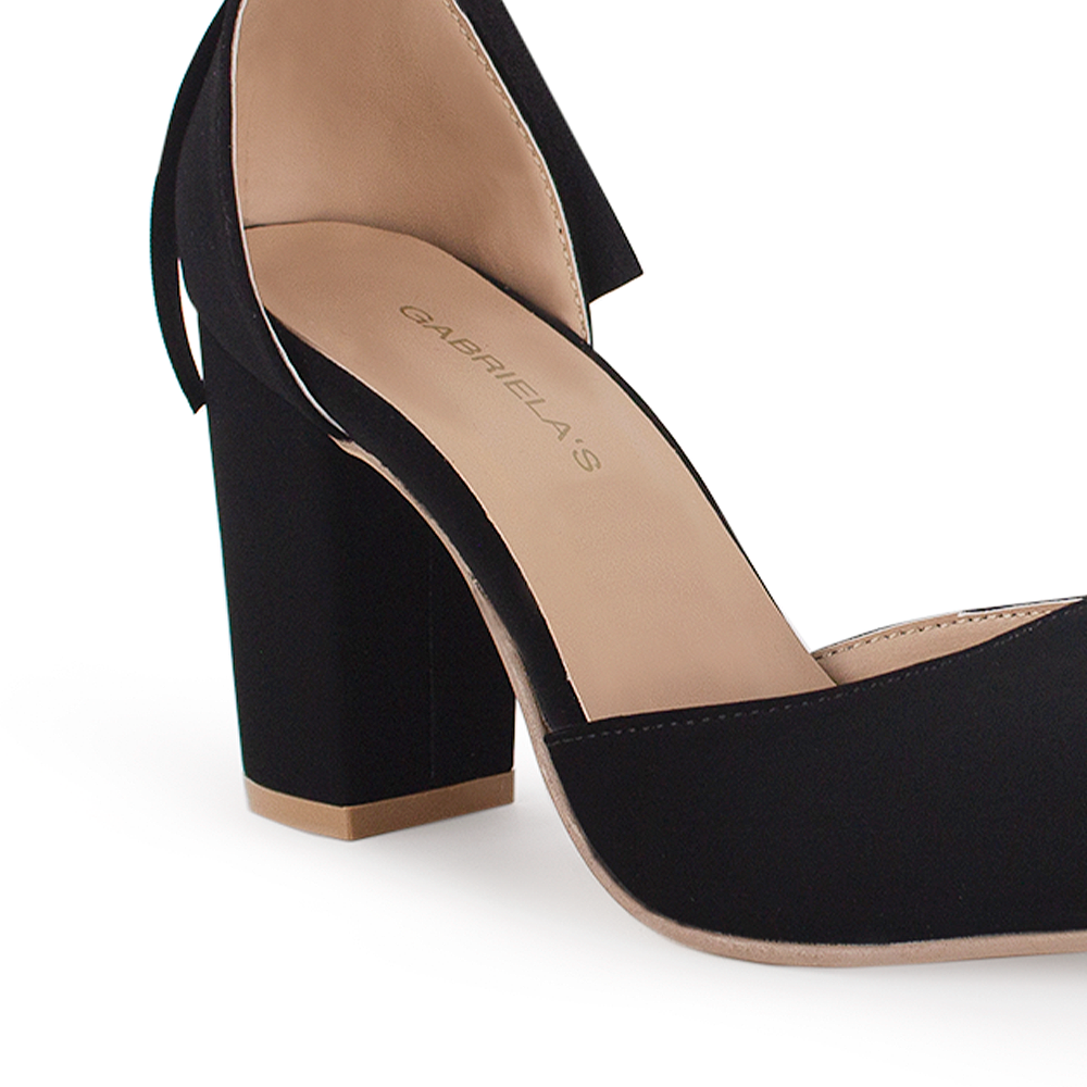 Vista de tacon medio en zapatilla negra para mujer