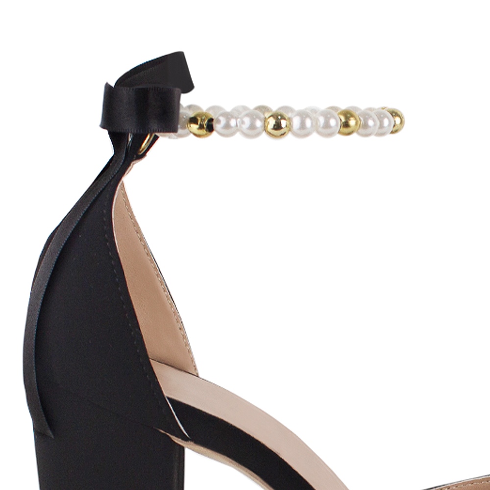 Vista de material buck en zapatilla negra para mujer