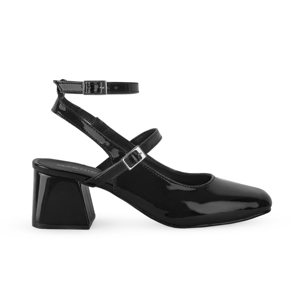 Vista lateral de zapatilla negra para mujer con doble hebilla y tacón de 5cm