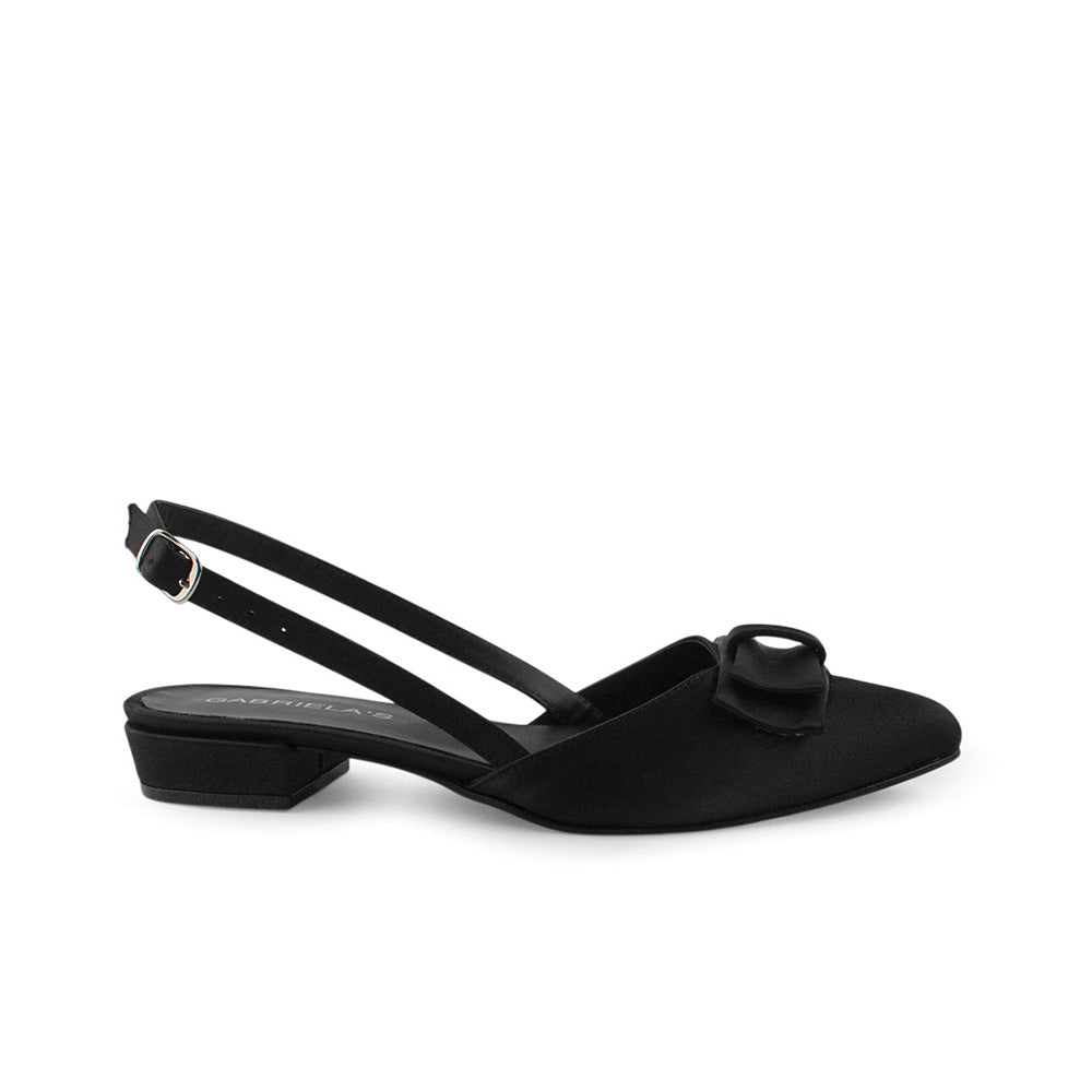 Vista lateral de zapatilla negra para mujer con moño y tacón bajo de 3cm