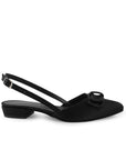 Vista lateral de zapatilla negra para mujer con moño y tacón bajo de 3cm