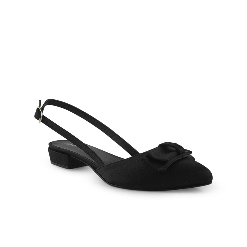 Vista diagonal de zapatilla para mujer con moño y tacón bajo de 3cm en color negro
