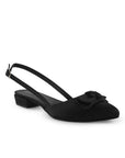 Vista diagonal de zapatilla para mujer con moño y tacón bajo de 3cm en color negro