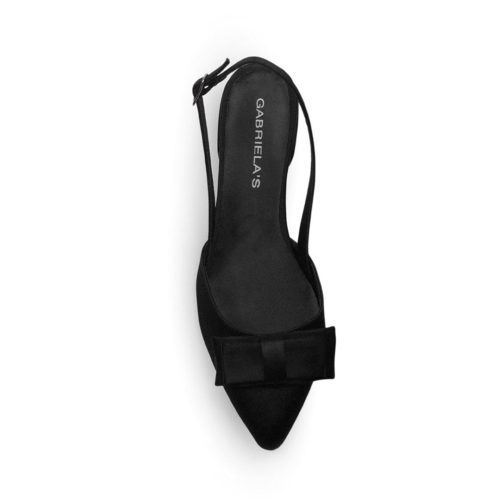 Vista superior de zapatilla negra puntal para mujer con moño 