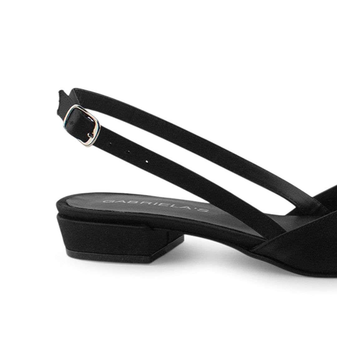Vista trasera de tacón bajo de 3cm en zapatilla para mujer color negro