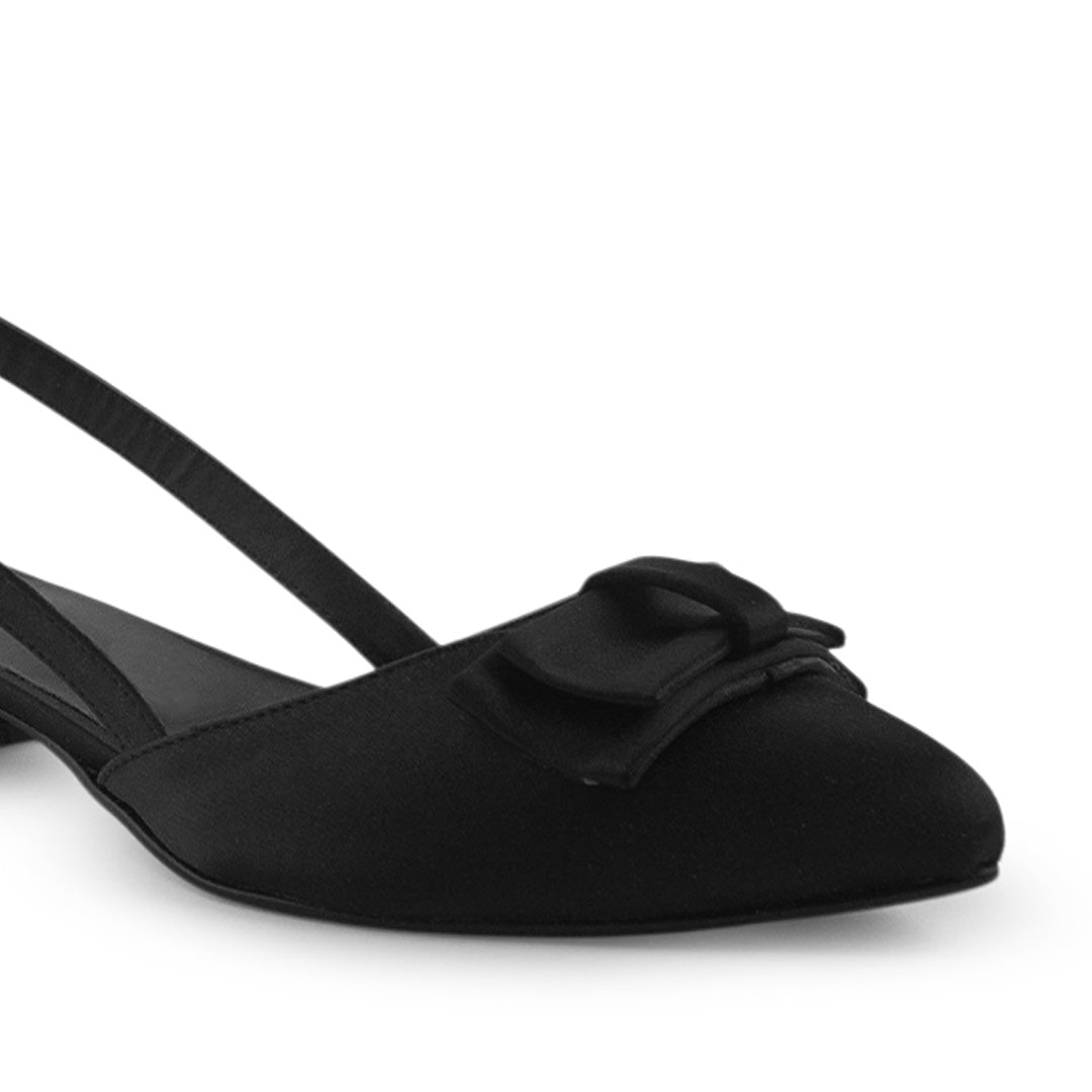 Vista a detalle de moño en zapatilla negra para mujer 