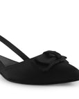 Vista a detalle de moño en zapatilla negra para mujer 
