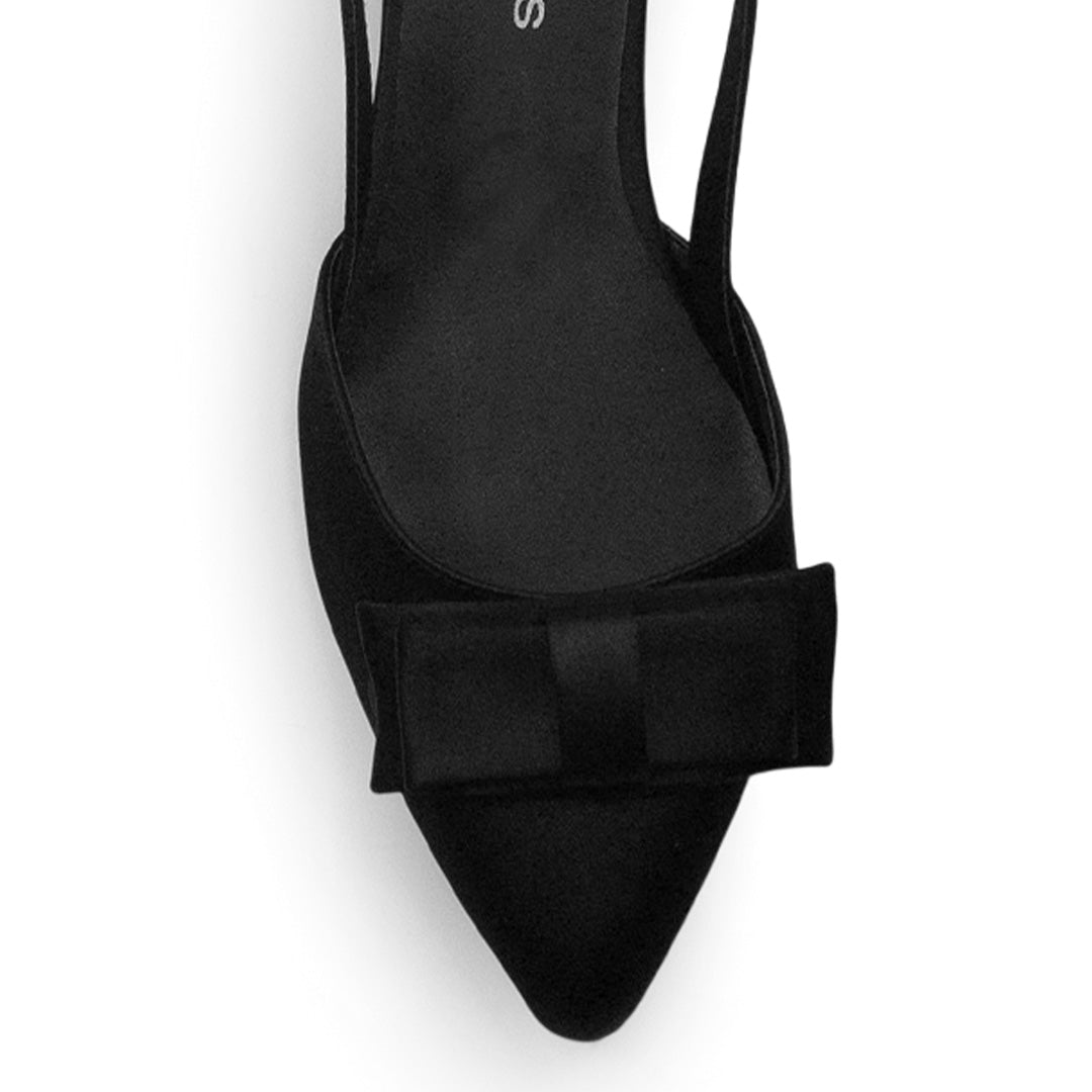 Vista de material shantung en zapatilla para mujer con moño color negro