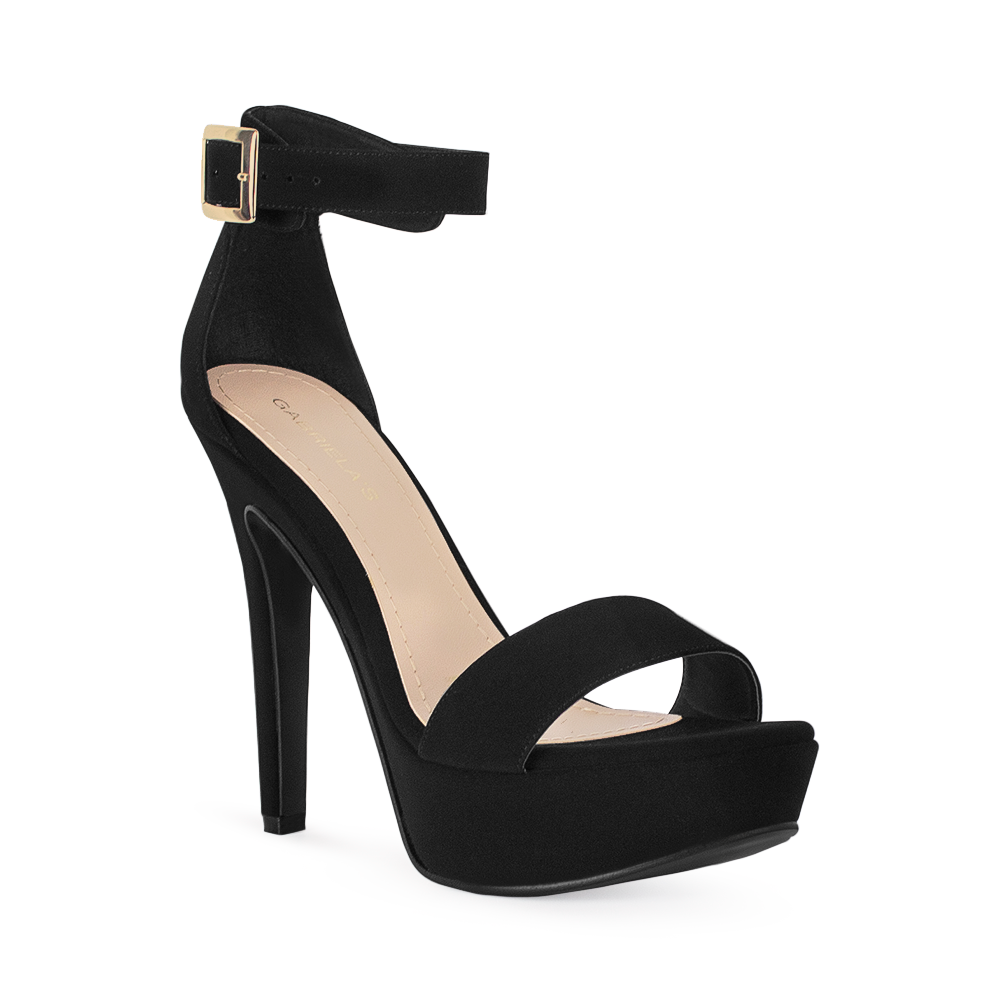 Vista diagonal de zapatilla negra con hebilla para mujer 
