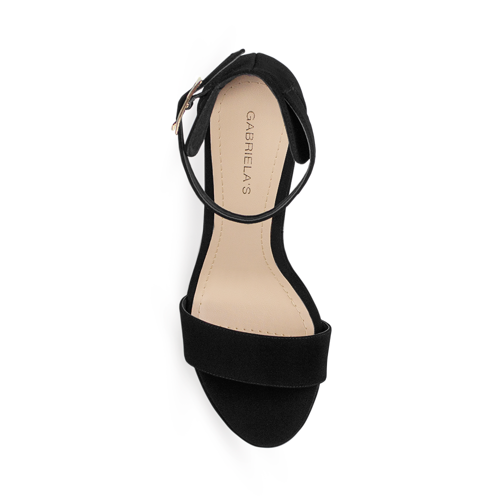 Vista superior de zapatilla color negro con tacon alto para mujer
