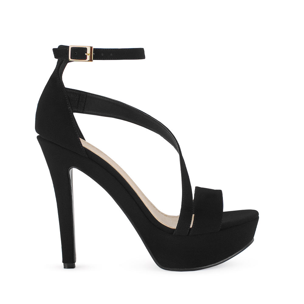Vista lateral de zapatilla negra para mujer con tacon alto