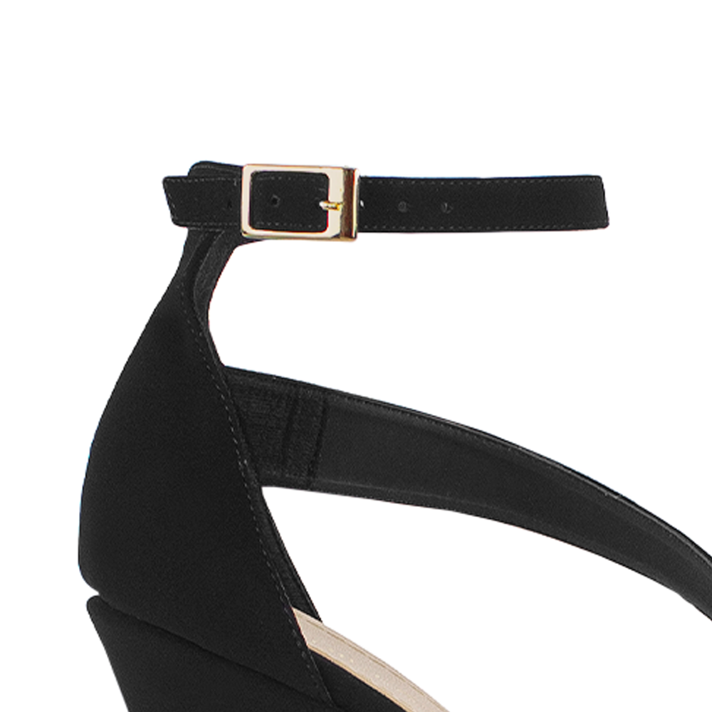 Vista a detalle de hebilla en zapatilla negra para mujer