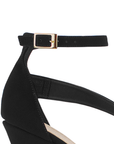 Vista a detalle de hebilla en zapatilla negra para mujer