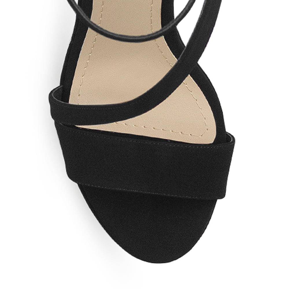 Vista de material buck en zapatilla para mujer color negro
