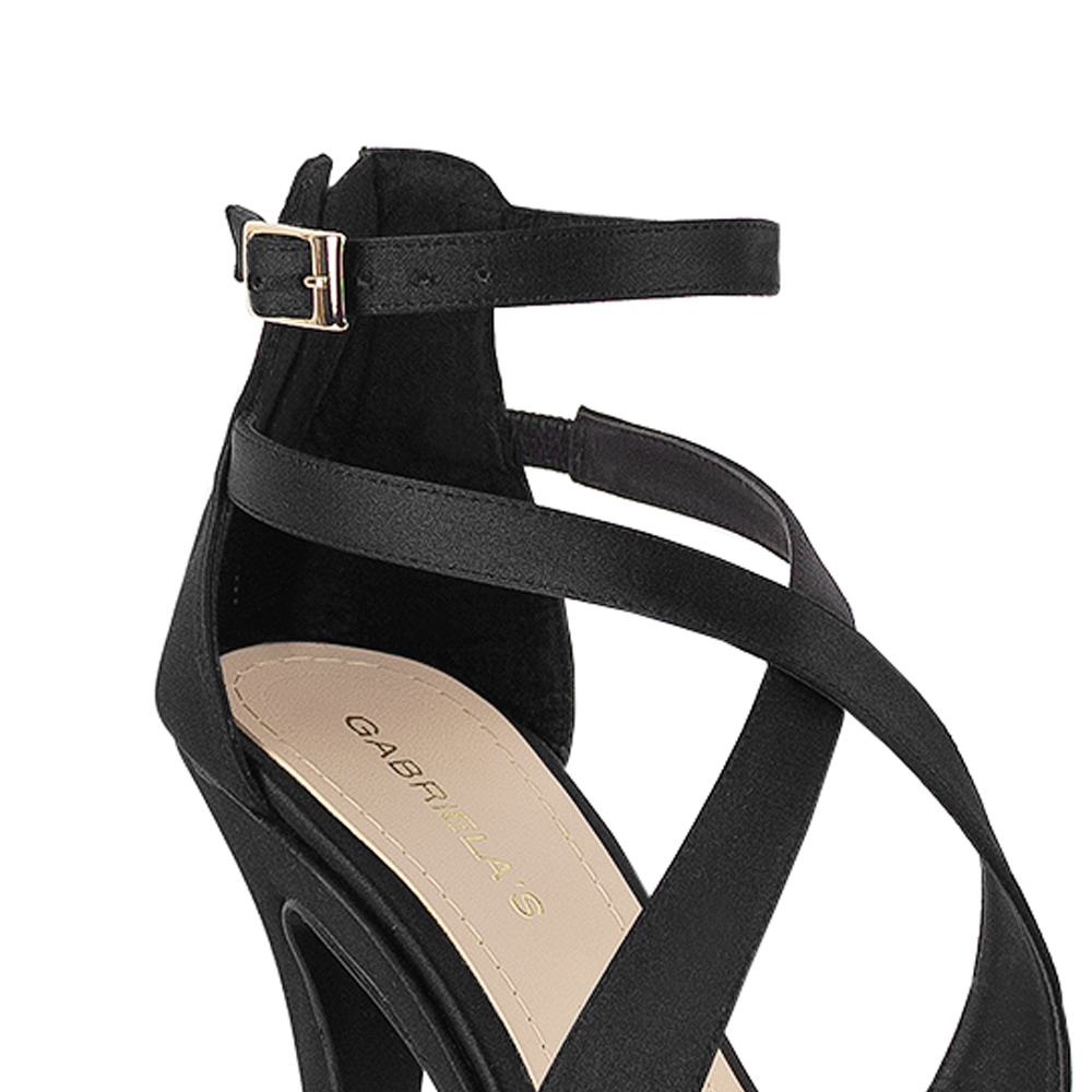Vista del detalle de la pulsera con hebilla elegante de zapatilla para mujer