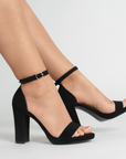 Zapatillas negras en acabado Buck para mujer de tacón medio 10cm con pulsera 
