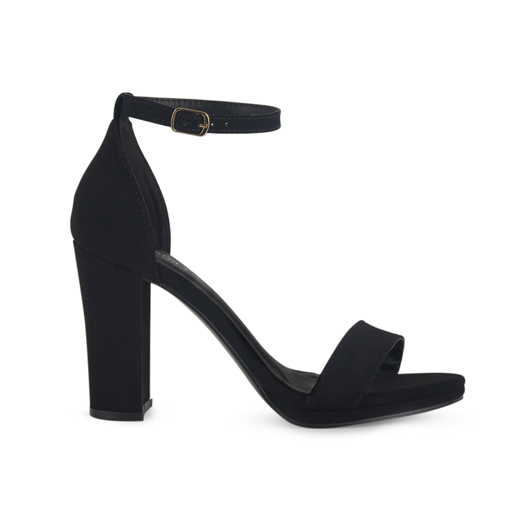 Vista lateral de zapatilla negra en acabado buck con pulsera y tacón medio de 10cm para mujer