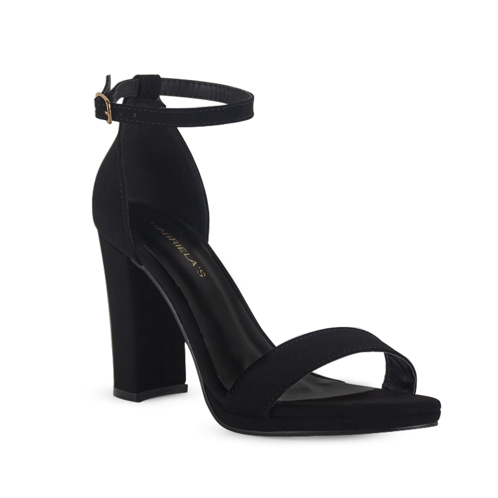 Vista diagonal de zapatilla negra en acabado buck con tacón tipo bloque de 10cm y pulsera para mujer