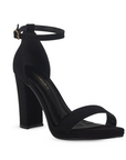 Vista diagonal de zapatilla negra en acabado buck con tacón tipo bloque de 10cm y pulsera para mujer
