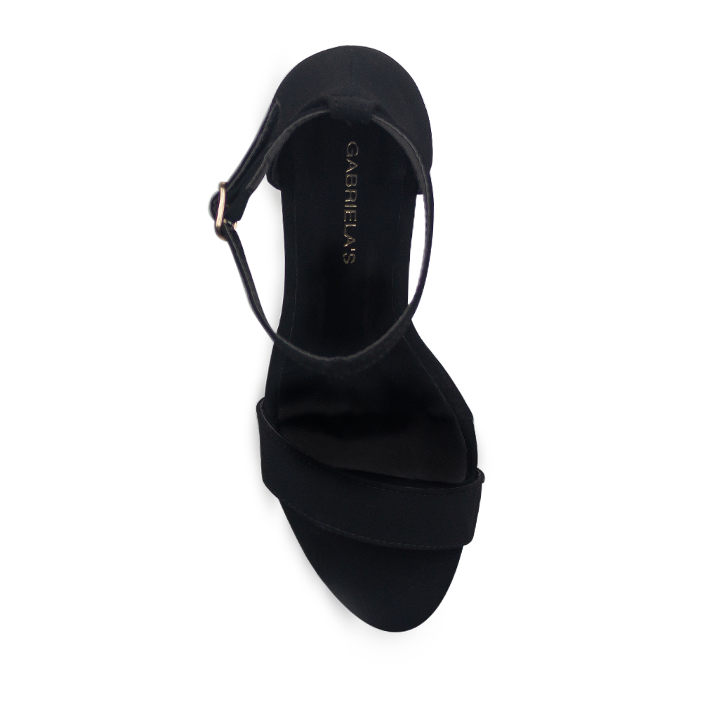 Vista superior de zapatilla con pulsera para mujer en color negro acabado buck