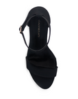 Vista superior de zapatilla con pulsera para mujer en color negro acabado buck