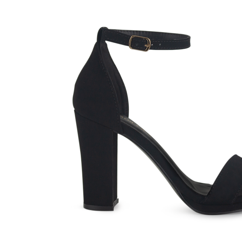 Vista trasera de zapatilla para mujer color negro acabado buck con pulsera y tacón medio de 10cm