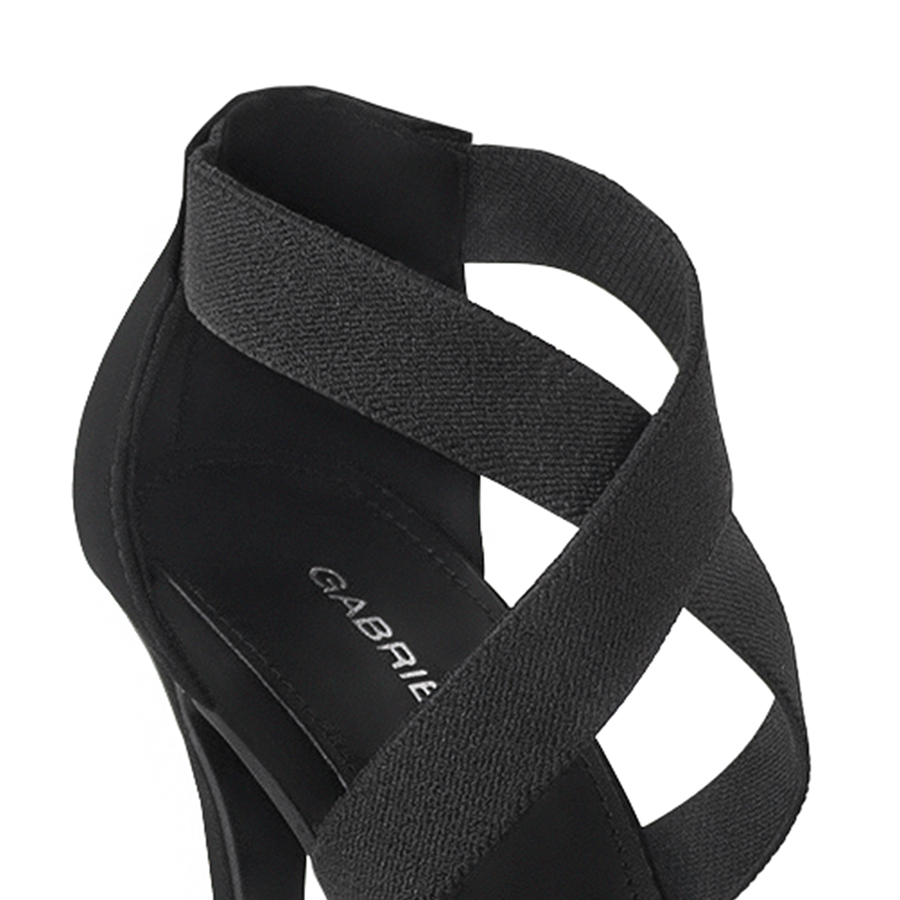 Vista a detalle de tiras cruzadas elasticas en zapatilla para mujer color negro buck