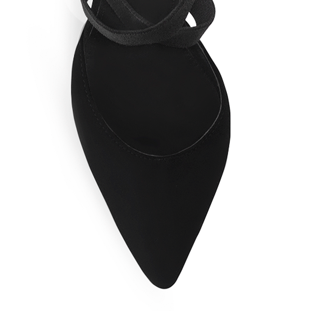 Detalle de material buck de zapatilla negra para mujer