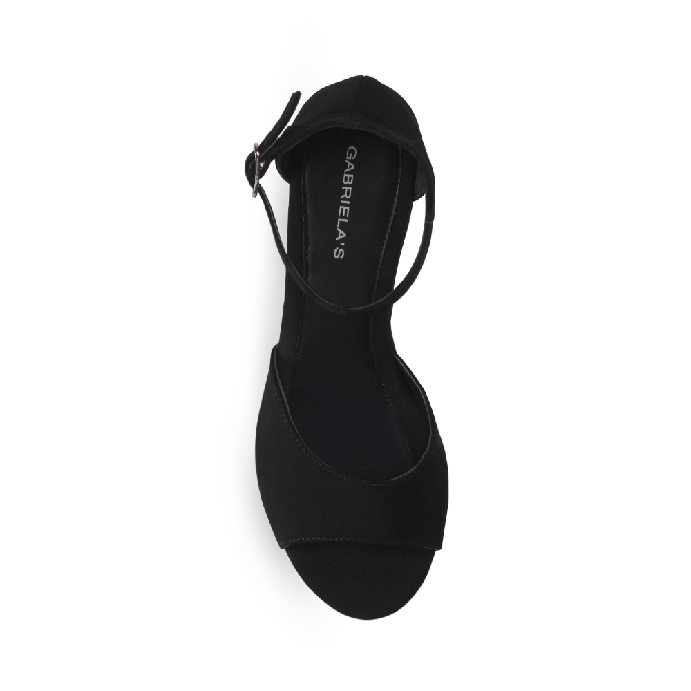 Vista superior de zapatilla negra en acabado Buck para mujer con pulsera