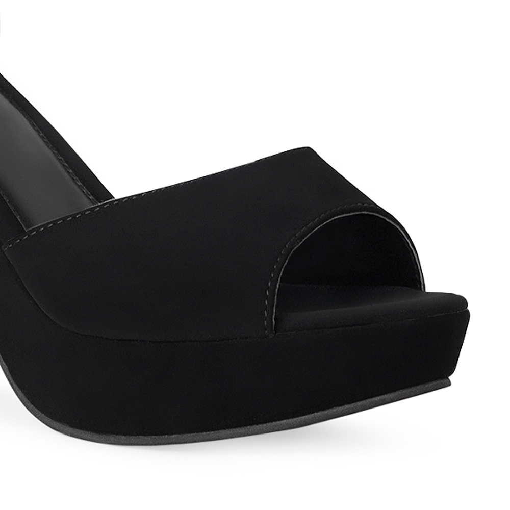 Vista de material buck en zapatilla para mujer con pulsera en color negro