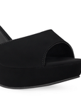 Vista de material buck en zapatilla para mujer con pulsera en color negro