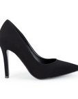 Vista lateral de zapatilla negra de acabado buck para mujer tipo stiletto con tacón delgado