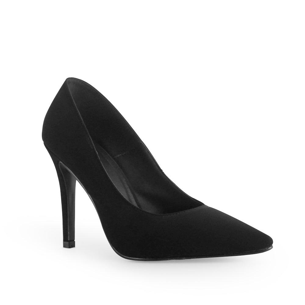 Vista diagonal de zapatilla negra con tacon delgado para mujer