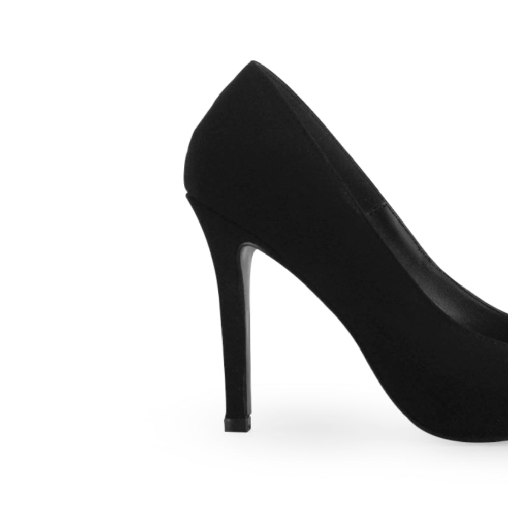 Vista trasera de zapatilla negra con tacón delgado de 10cm.