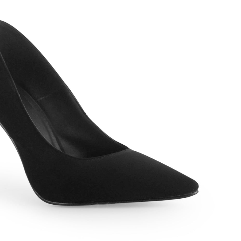 Vista a detalle de zapatilla puntal tipo stiletto con acabado buck para mujer negro