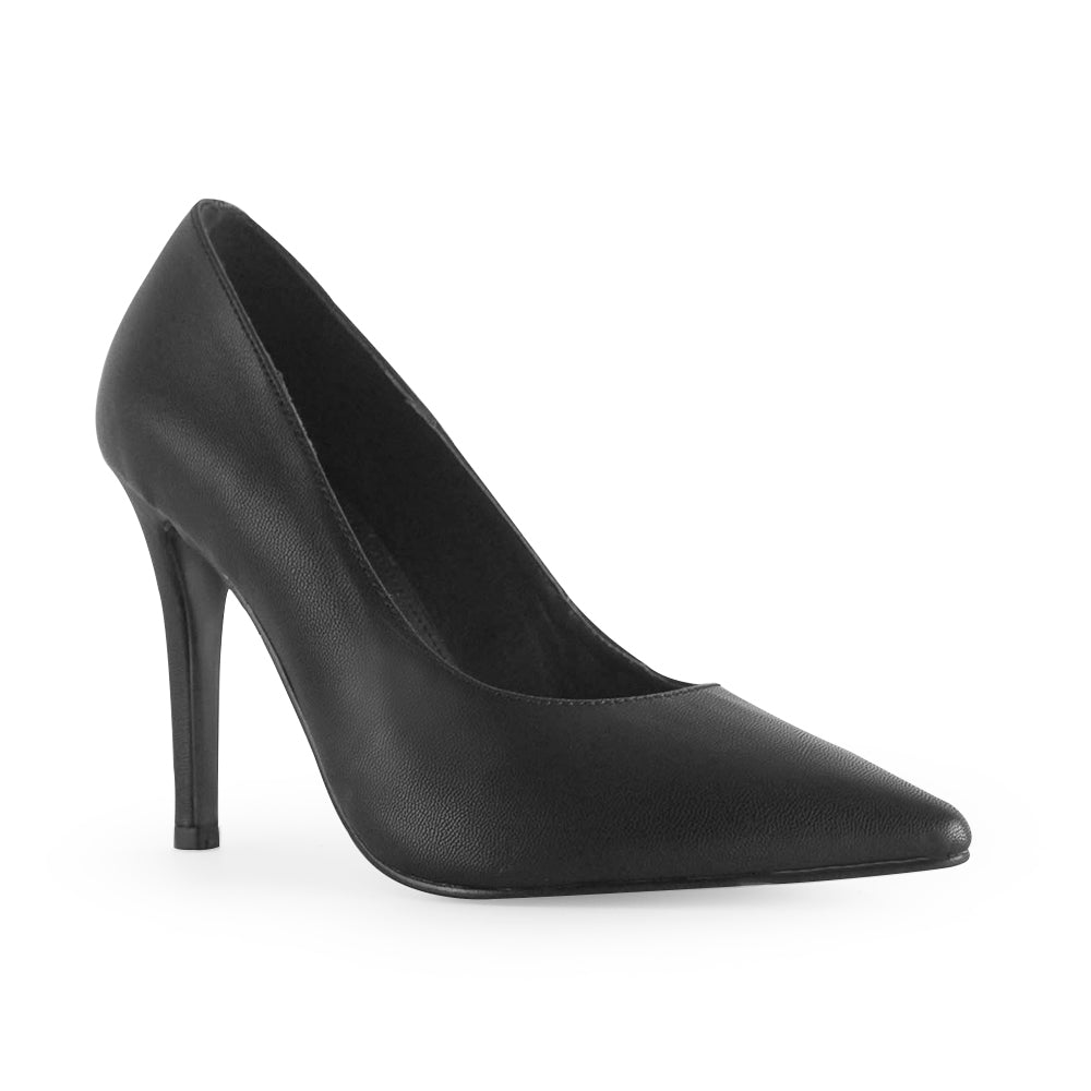 Vista diagonal de zapatilla negra de acabado cabra sintetico con tacón delgado para mujer
